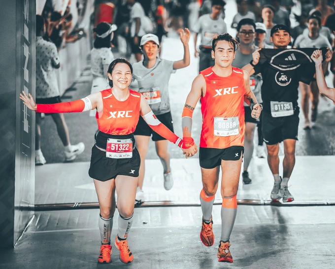 Tham gia các cộng đồng chạy bộ có yếu tố hỗ trợ tinh thần giúp runner bớt tập trung vào thành tích. Ảnh: VPBank Hanoi International Marathon