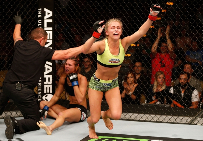 VanZant mừng một chiến thắng thời còn thi đấu trên UFC. Ảnh: LLC