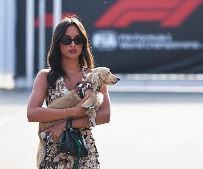 Bạn gái của Charles Leclerc, Alexandra Saint Mleux cùng chú chó Dachshund có tên Leo tại Grand Prix Italy. Ảnh: Nur Photo