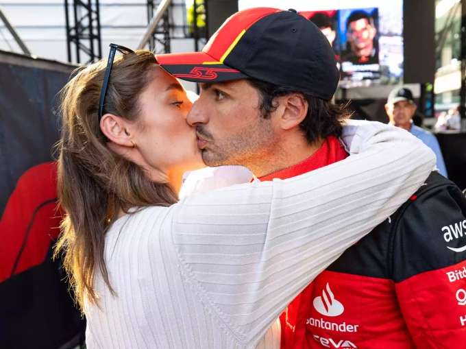 Carlos Sainz hôn bạn gái Rebecca Donaldson sau khi vượt qua vòng loại tại Autodromo Hermanos Rodriguez ngày 28/10/2023. Ảnh: People