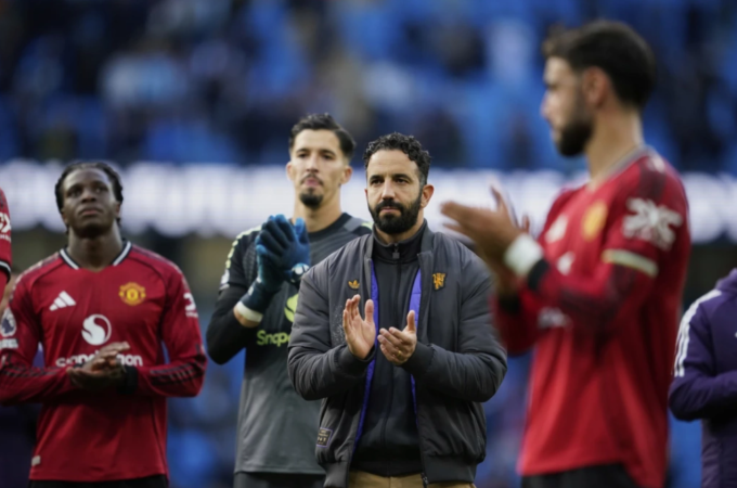 HLV Ruben Amorim vỗ tay tri ân người hâm mộ sau trận Man Utd thua Man City trên sân Etihad, Manchester, Anh ngày 14/9/2025. Ảnh: AP