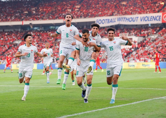 Tiền đạo Iraq Aymen Hussein (số 18) mở tỷ số từ chấm phạt đền trong trận thắng Indonesia 2-0 ở lượt cuối bảng F vòng loại hai World Cup 2026 - khu vực châu Á. Ảnh: IFA