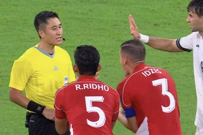 Trung vệ Indonesia Jay Idzes (số 3) phản ứng với trọng tài Ma Ning (áo vàng) trong trận thua Iraq 0-1 ở lượt hai bảng B vòng loại bốn World Cup 2026 - khu vực châu Á, trên sân King Abdullah, Arab Saudi, ngày 12/10/2025. Ảnh: Chụp màn hình