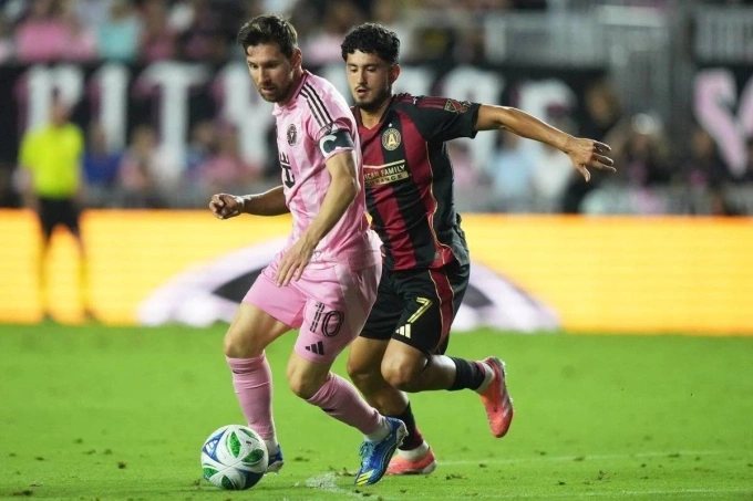 Messi đi bóng trong trận Inter Miami 4-0 Atlanta United ở MLS tối 11/10. Ảnh: AP