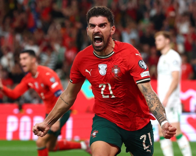 Ruben Neves mừng bàn ở phút bù giờ. Ảnh: Reuters