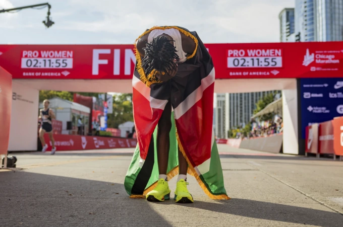 Ruth Chepngetich xúc động khi lập kỷ lục nữ marathon thế giới tại Chicago Marathon ngày 13/10/2024. Ảnh: AP