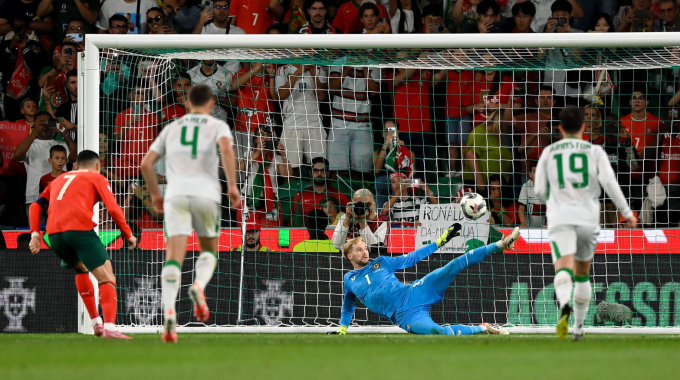 Cristiano Ronaldo đá phạt đền bị Caoimhin Kelleher cản bằng chân, trong trận Bồ Đào Nha thắng Ireland 1-0 ở lượt ba bảng F vòng loại World Cup 2026 - khu vực châu Âu tại sân Jose Alvalade, Lisbon ngày 11/10/2025. Ảnh: Sportsfile