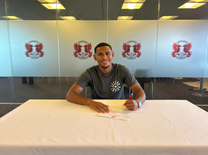 Demetri Mitchell ký hợp đồng 2 năm với Leyton Orient vào hè 2025. Ảnh: Leyton Orient