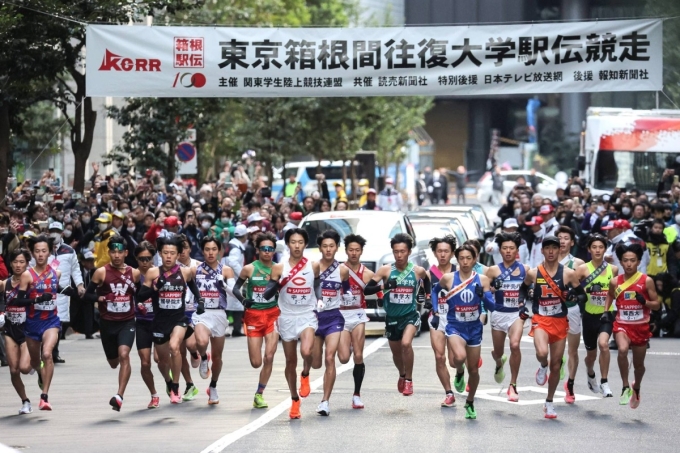 Các VĐV xuất phát tại Hakone Ekiden 2024, quận Otemachi, Tokyo. Cuộc đua diễn ra vào ngày 2-3/1 hàng năm được xem như một sự kiện văn hóa thể thao lớn ở Nhật Bản, thu hút hàng triệu người theo dõi. Ảnh: Japan Times