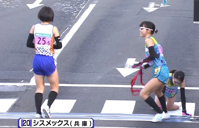 Một runner kiệt sức, đổ gục tại vị trí trao tasuki cho đồng đội tại Hakone Ekiden 2014. Ảnh: Mainichi