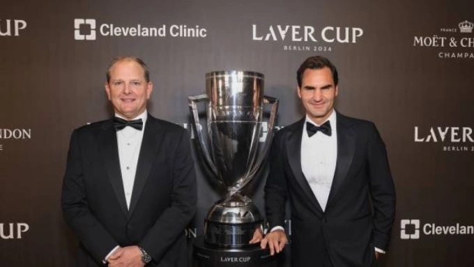 Godsick (trái) chụp ảnh cùng Ferderer khi tham dự sự kiện Laver Cup 2024.