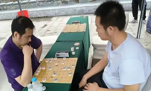 Ván đấu giữa Lữ Lâm (trái) và Trương Mính Kỳ ở Cup Doanh Châu, quận Kế Châu, Thiên Tân, Trung Quốc tháng 9/2024. Ảnh: Sohu