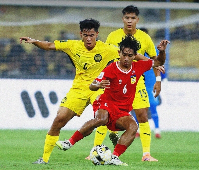 Tiền vệ Lào Chanthavixay (số 6) mở tỷ số ở phút 19 trong trận thua Malaysia 1-5 thuộc lượt bốn bảng D vòng loại cuối Asian Cup 2027, trên sân Bukit Jalil, Malaysia ngày 14/10/2025. Ảnh: FAM