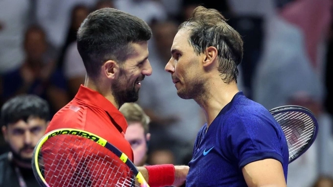 Djokovic (trái) và Nadal trong lần gặp cuối cùng ở một giải đấu quần vợt, tại sự kiện Six Kings Slam 2024, ở Riyadh, Arab Saudi năm ngoái. Ảnh: Reuters