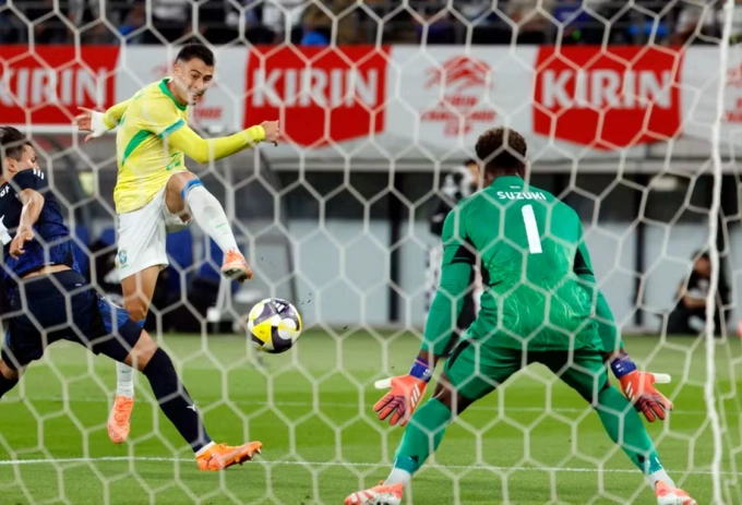 Gabriel Martinelli (áo vàng) dứt điểm chân trái chéo góc nâng tỷ số lên 2-0. Ảnh: EPA