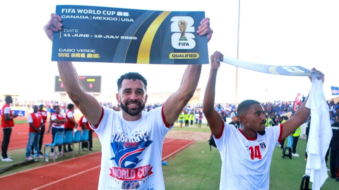 Roberto Carlos Lopes (trái) cùng đồng đội Deroy Duarte mừng tấm vé dự World Cup 2026, sau trận Cape Verde thắng Eswatini 3-0 trên sân vận động Quốc gia Cabo Verde ngày 13/10. Ảnh: RTE