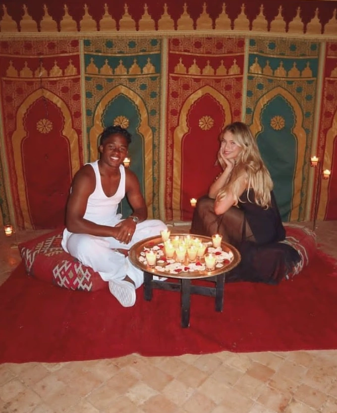 Endrick cùng vợ Gabriely Miranda trong chuyến đi nghỉ ở sa mạc Morocco.