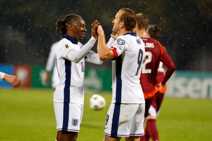 Eberechi Eze (trái) và Harry Kane chia vui trong trận Anh thắng Latvia 5-0 trên sân Daugava, Riga, Latvia ngày 14/10/2025. Ảnh: AP