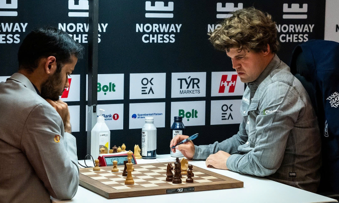 Magnus Carlsen (phải) trong ván đấu với Erigaisi Arjun tại siêu giải Na Uy 2025. Ảnh: Chess