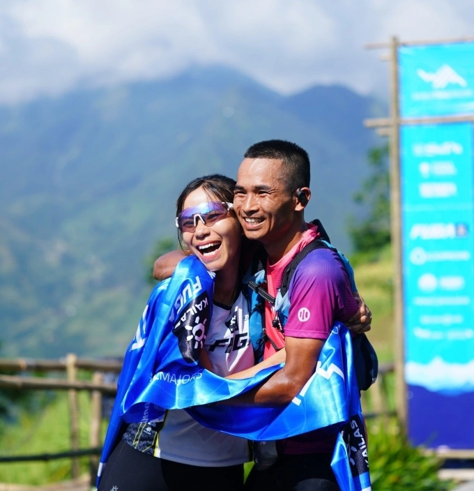 Hà Hậu chia vui với Chính Ngô sau khi đàn em vô địch VMM 2025. Ảnh: Vietnam Moutain Marathon