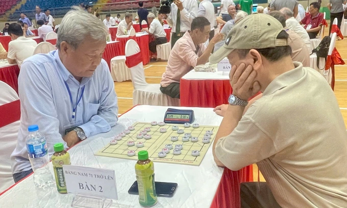 Ván đấu giữa hai kỳ thủ trên 71 tuổi tại giải cờ tướng trung cao tuổi quốc gia 2025, ở Phú Thọ sáng 15/10/2025. Ảnh: LĐCTVN