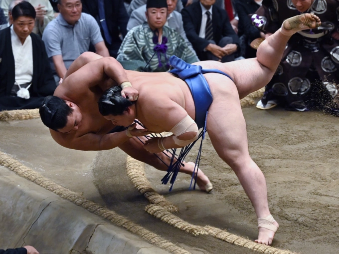 Onosato Daiki (phải) đấu Hoshoryu Tomokatsu trong trận playoff của Giải đấu Sumo mùa thu lớn ở Nhật Bản vào tháng 9. Ảnh: The Asahi Shimbun