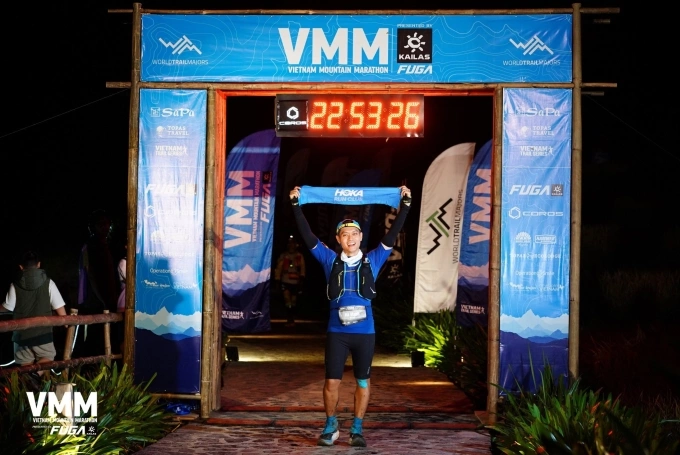 Mạnh Hà về đích cự ly 100km tại giải chạy trail Vietnam Mountain Marathon 2025 hôm 21/9. Ảnh: VMM