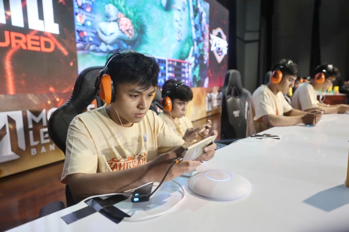 Các tuyển thủ thi đấu tại Giải vô địch quốc gia Mobile Legends: Bang Bang Vietnam Championship (VMC) 2024. Ảnh:Quỳnh Trần