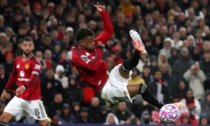 Tiền vệ Amad Diallo vô-lê trong trận Man Utd thắng Chelsea trên sân Old Trafford, thành phố Manchester, Vương quốc Anh, tối 20/9/2025. Ảnh: Reuters