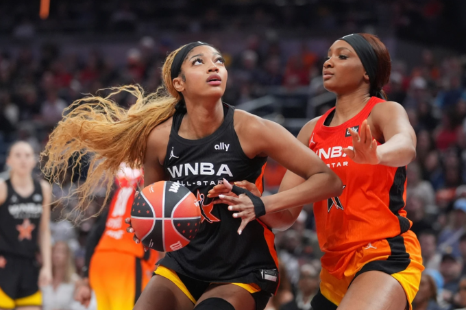 Angel Reese (trái) trong trận Angel Reese gặp Washington Mystics tại giải bóng rổ WNBA All-Star ngày 19/7/2025. Ảnh: AP