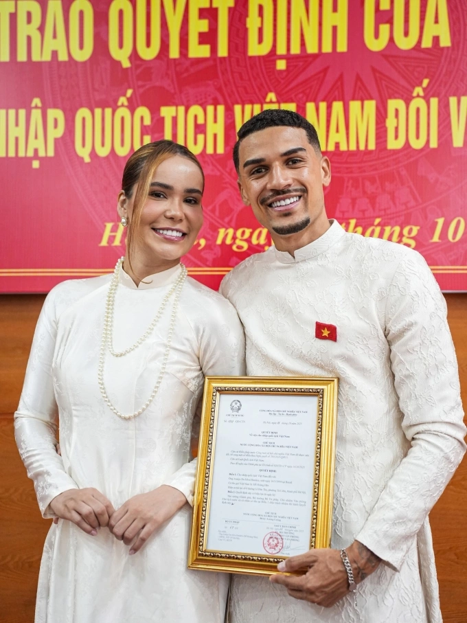 Cầu thủ gốc Brazil Đỗ Hoàng Hên tại Lễ trao quyết định của Chủ tịch nước cho nhập quốc tịch Việt Nam, ở trụ sở Sở Tư pháp Hà Nội ngày 17/10/2025. Ảnh: Tam Anh