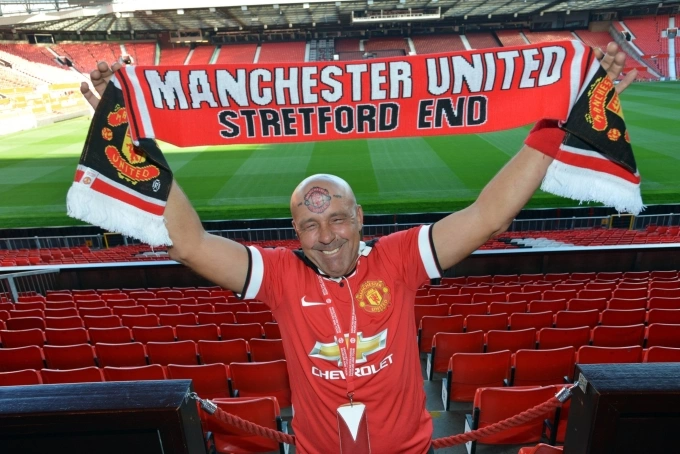 Ông Marin Levidzhov lúc sinh thời từng đến thăm sân Old Trafford. Ảnh: SS