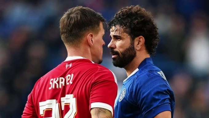 Costa (phải) tranh cãi với Skrtel trong trận từ thiện giữa Chelsea và Liverpool