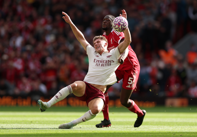 Viktor Gyokeres (áo trắng) bị Ibrahima Konate theo kèm trong trận Arsenal thua Liverpool ở vòng ba Ngoại hạng Anh trên sân Anfield, Liverpool, Merseyside, Anh ngày 31/8/2025. Ảnh: CBS