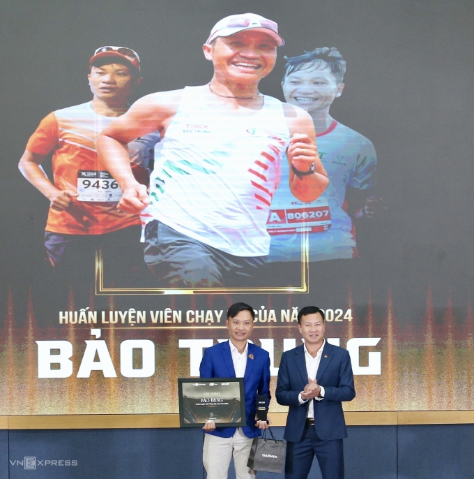 HLV Bảo Trung (trái) tại Gala trao giải VnExpress Runners of the Year 2024. Ảnh: Hiếu Lương