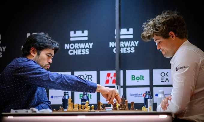 Hikaru Nakamura (trái) gặp Magnus Carlsen tại siêu giải Na Uy 2025. Ảnh: Chess