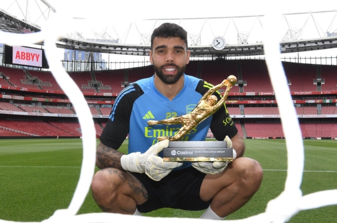 David Raya giành giải Găng Tay Vàng ở Ngoại hạng Anh mùa 2023-2024. Ảnh: Arsenal FC