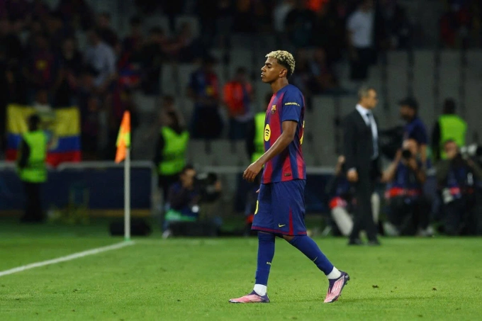 Yamal chán nản sau trận Barca thua PSG ở Champions League trên sân Olimpic Lluis Companys, thành phố Barcelona, Tây Ban Nha tối 1/10/2025. Ảnh: Reuters