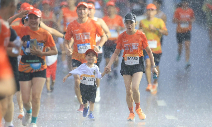 Runner chạy dưới mưa ở VM Hạ Long 2024. Ảnh: VnExpress Marathon