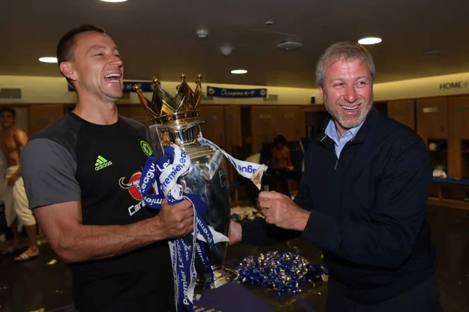 Terry và Abramovich mừng chức vô địch Ngoại hạng Anh 2017. Ảnh: CFC