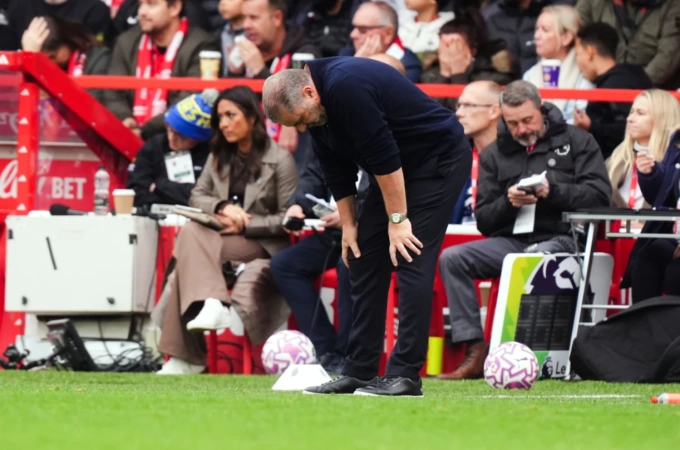HLV Ange Postecoglou thất vọng trong trận Nottingham Forest thua Chelsea 0-3 ở vòng 8 Ngoại hạng Anh trên sân City Ground, Nottingham, Anh ngày 18/10/2025. Ảnh: AP