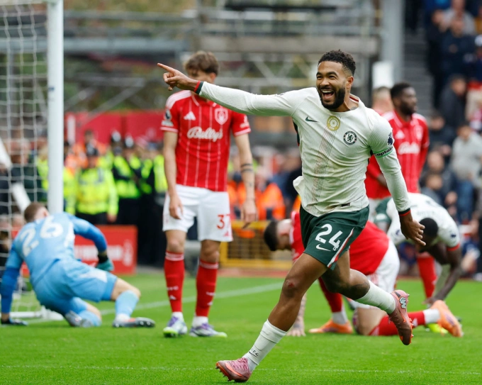 Reece James mừng bàn ấn định chiến thắng 3-0. Ảnh: Reuters