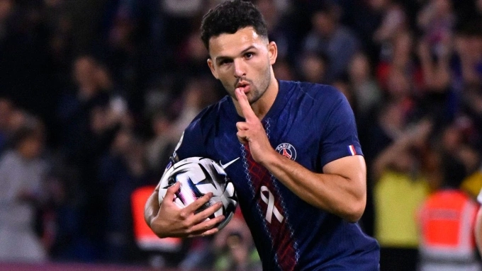 Ramos mừng bàn trong trận PSG 3-3 Strasbourg ở vòng tám Ligue 1 tối 17/10. Ảnh: AFP
