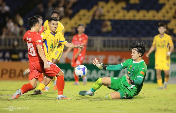 SLNA (áo vàng) hòa Công an Hà Nội (áo đỏ) 1-1 ở vòng 7 V-League 2025-2026, trên sân Vinh, Nghệ An ngày 18/10/2025. Ảnh: Xuân Thủy