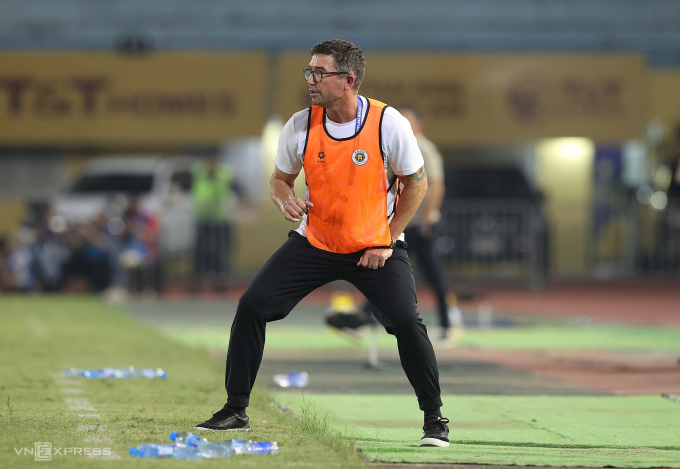 HLV Harry Kewell chỉ đạo trong trận Hà Nội FC thua Ninh Bình 1-2 ở vòng 7 V-League 2025-2026, trên sân Hàng Đẫy, Hà Nội ngày 18/10/2025. Ảnh: Hoàng Huynh