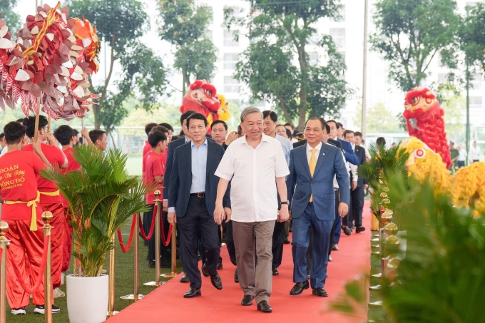 Tổng bí thư Tô Lâm (giữa) đến dự Lễ khởi công xây dựng sân vận động PVF tại Hưng Yên sáng 19/10/2025. Ảnh: PVF