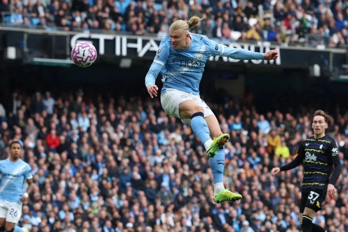 Haaland đánh đầu mở tỷ số ở trận gặp Everton trên sân Etihad, Manchester, Anh hôm 18/10. Ảnh: Reuters