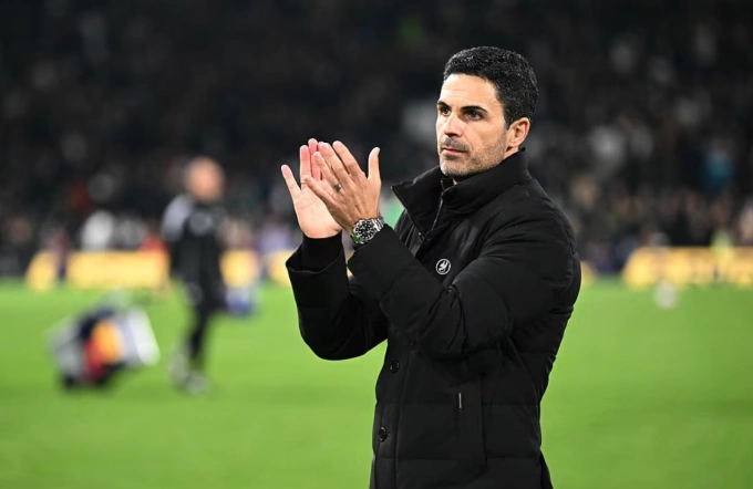 HLV Mikel Arteta vỗ tay tri ân người hâm mộ sau trận Arsenal thắng Fulham 1-0 ở vòng 8 Ngoại hạng Anh trên sân Craven Cottage, London, Anh ngày 18/10/2025. Ảnh: Arsenal FC