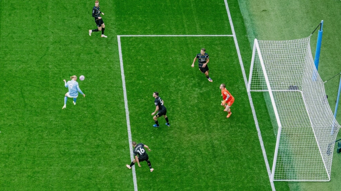 Erling Haaland đánh đầu mở tỷ số. Ảnh: Man City