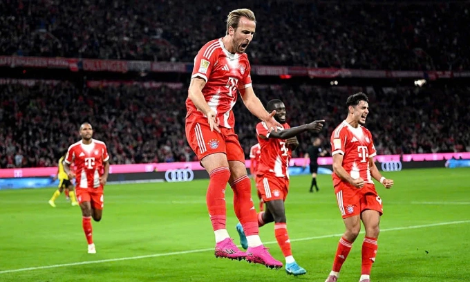 Harry Kane nhảy cao mừng bàn thắng mở tỷ số cho Bayern trước Dortmund trên sân Allianz, thành phố Munich, Đức tối 18/10/2025. Ảnh: Bundesliga